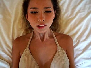 Тропическая азиатская блондинка наклоняется для чувственного секса раком на улице