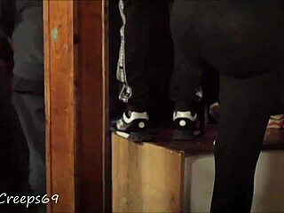 隐藏偷窥者偷拍气泡臀拉丁女穿透视紧身裤