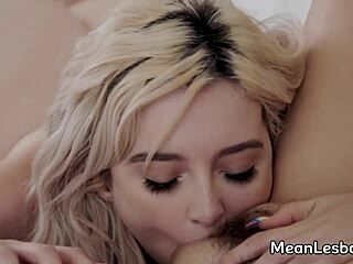 Врућа прсата плавуша Лекси Лор са пробушеним брадавицама ужива у дубоком лизању пичке од секси бринете Фреје Паркер