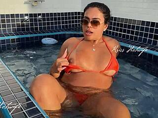 Puta Casada Toda Exibidinha Na Piscininha Da Cobertura