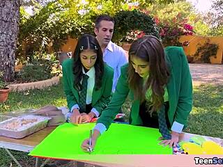 Hé, et si ces mignonnes filles 18+ en uniforme installaient un stand de chattes gratuites avec pipe cul trio machine petite 18+ université extérieur fétichiste ?