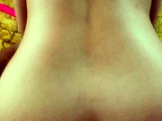 Me encanta ver a mi novio mientras se masturba y le echo mi squirts en toda su polla parada para que se corra por mi