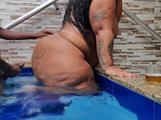 Bbw bebeu meu leite todinho na beira da piscina