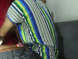 grabo como mi hermosa hermanastra colombiana toca mi pene viendo tv y termina en cuatro con semen en culo