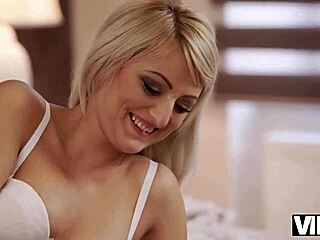 टोवहेडेड प्रिंसेस केटी रोज इंटररेसियल सेक्स में ह्यूज बिग ब्लैक कॉक लेती है