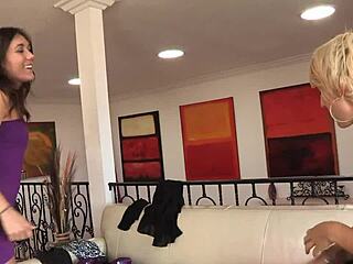 Loveable lesbos kiss before tribbing!