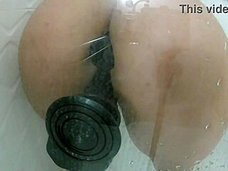 A feleségem Karina anál és dupla penetrációt kap Lucastól a zuhany alatt