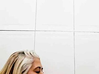 no banheiro enfiando consolo na buceta