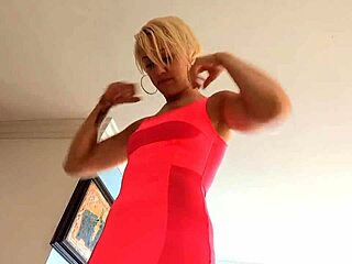 Loveable lesbos kiss before tribbing!