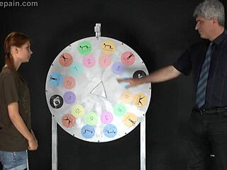 嘿，看看这火辣妈妈被定制风格鞭打的刺激场面