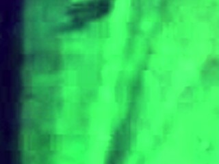 Dimineață futere cu milfa excitată lângă iubit adormit