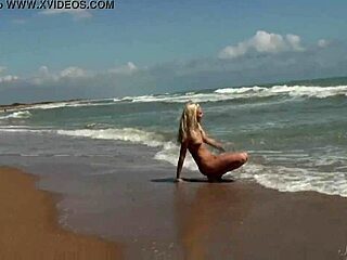 נערה מדהימה 18+ אגנס מתרחצת בעירום בגלים של האוקיינוס