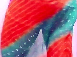 Ázijská pakistanská ladyboy robí ručnú prácu a análny sex s cumom v ústach