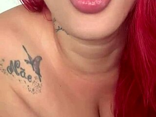 عاهرة معرضة تتحدث قذراً وهي تفرك نفسها بأداة جنسية وفتحة مؤخرة وامضة