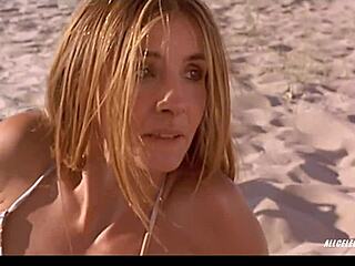 Клотильда Куро и Шарлотта Рэмплинг в фильме Целуйте кого хотите