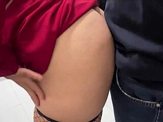 ऑफिस बाथरूम में कर्वी सेक्रेटरी के साथ क्विकी, क्रिमपाई में खत्म!