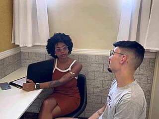 Receptionist brasiliana geme scopata a pelo da cazzo nero grosso in palestra con cunnilingus intensi