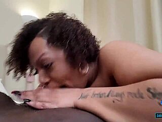 Puta de garganta sucia toma la polla grande de Jack profundo