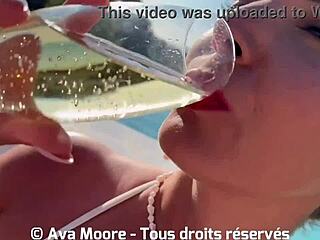 Jolie brune gicle partout face aux voisins et suce une grosse queue pour recevoir du sperme sur ses seins