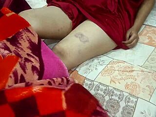 Frisch verheiratetes Paar spielt Flitterwochen mit süßer Rothaarigen im Kleid nach