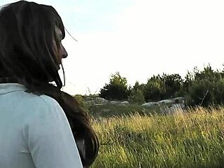 Przechodzień spuszcza się w majtki brunetki MILF na zewnątrz