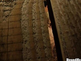 Esclave lesbienne voyeuse se doigte !