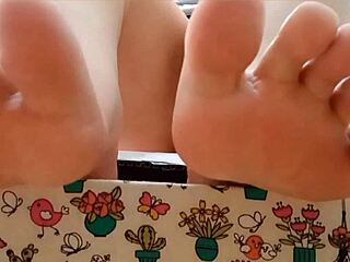 Χοντρή Λατίνα BBW τσιγκλάει με φουσκωτό μουνί και foot fetish