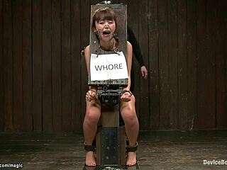 Japon köleyi kırbaç ve tıkaçla sertçe eziyet et