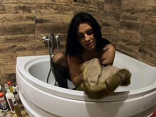 Milfycalla's Rough Pee Play Orgasm in Bathtub with Fur Coat and Pantyhose