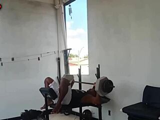 enquanto eu malho ela quer sexo mulher safada so pensa em fuder i nao deixa seu macho malhar