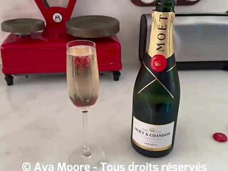 Jolie brune gicle partout face aux voisins et suce une grosse queue pour recevoir du sperme sur ses seins