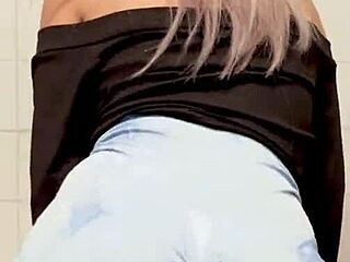 Latinska prijateljica zapeljivo pleše v mini krilu