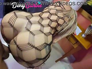 Rubia baila en lencería, provoca una polla grande, luego la follan duro en el culo