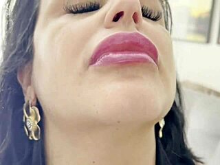 عاهرة لاتينية سمينة تتلقى هدية من عشيق أسود وتمصها في كسها