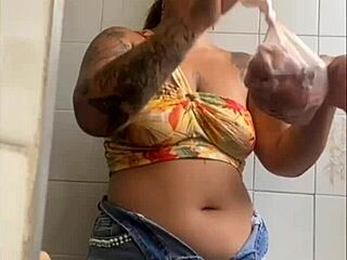 I'm On Live Flashing My Big Pussy!