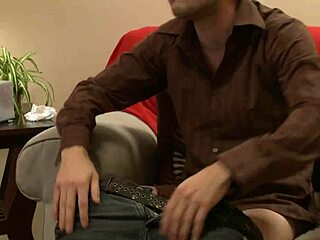 Dylan férje döbbenten bámul, ahogy a felesége lovagol a hatalmas farkon, nagy cicik pattognak!