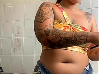 I'm On Live Flashing My Big Pussy!