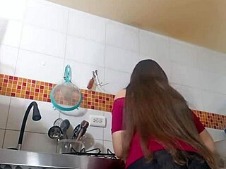 Kurvige mexikanische Schönheit mit natürlichen Titten und dicken Schamlippen dirty talkt bei exhibitionistischer Fetisch-Wichserei