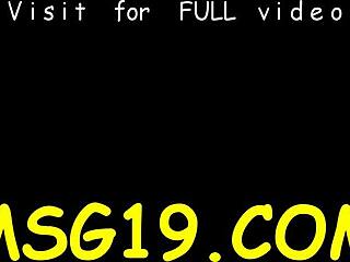 Cette nana aux petits seins 18+ a commencé par une pipe pendant le massage. Puis elle a chevauché la bite dans une baise missionnaire rude et hardcore.