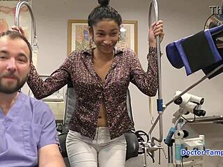 In Schmuggel Inc. wird Miss Mars mit Handschellen erwischt