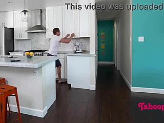 Или накорми меня, или еби, как соблазнительная тинейджерка 18+ в табу киска действии со сводным братом