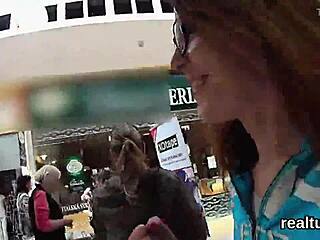 하이퍼마켓에서 유혹당한 멋진 체코 여자, 벗겨지고 POV로 박힘