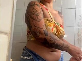 I'm On Live Flashing My Big Pussy!