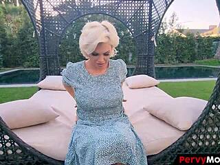 Шикарная мачеха дразнит пасынка стриптизом