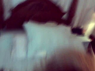 Plavuša žena igra se dupetom i pičkom koristeći igračke pre muževljevog velikog kurca