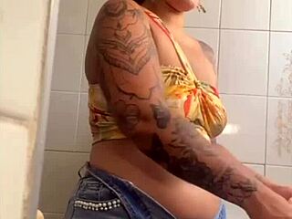 I'm On Live Flashing My Big Pussy!