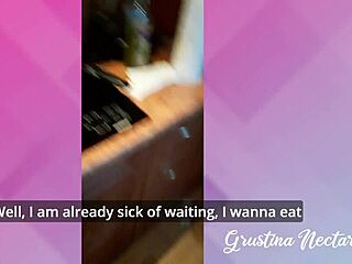 عندما تحاول صديقتك أن تكون مدونة طعام لكنها تنيك أفضل منحنية مع خصر صغير 18+