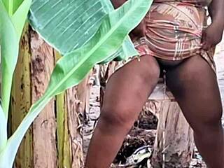 Milf EvangÃ©lica with big buceta starts mijando in public during her amateur homemade outdoor adventure.