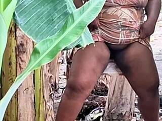 Milf EvangÃ©lica with big buceta starts mijando in public during her amateur homemade outdoor adventure.