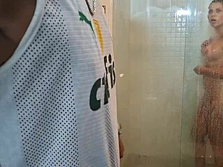 أخت الزوجة المراهقة الساخنة تستحم عارية وتحصل على أورغازمة من زب عملاق في الدش